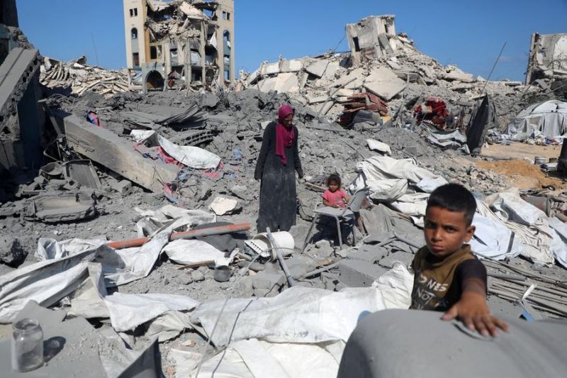 Warga Palestina terlihat di antara puing-puing setelah serangan udara Israel di daerah Sheikh Radwan, barat laut Kota Gaza, pada 6 Agustus 2025. ANTARA/Xinhua/Rizek Abdeljawad <b>(Antara)</b>