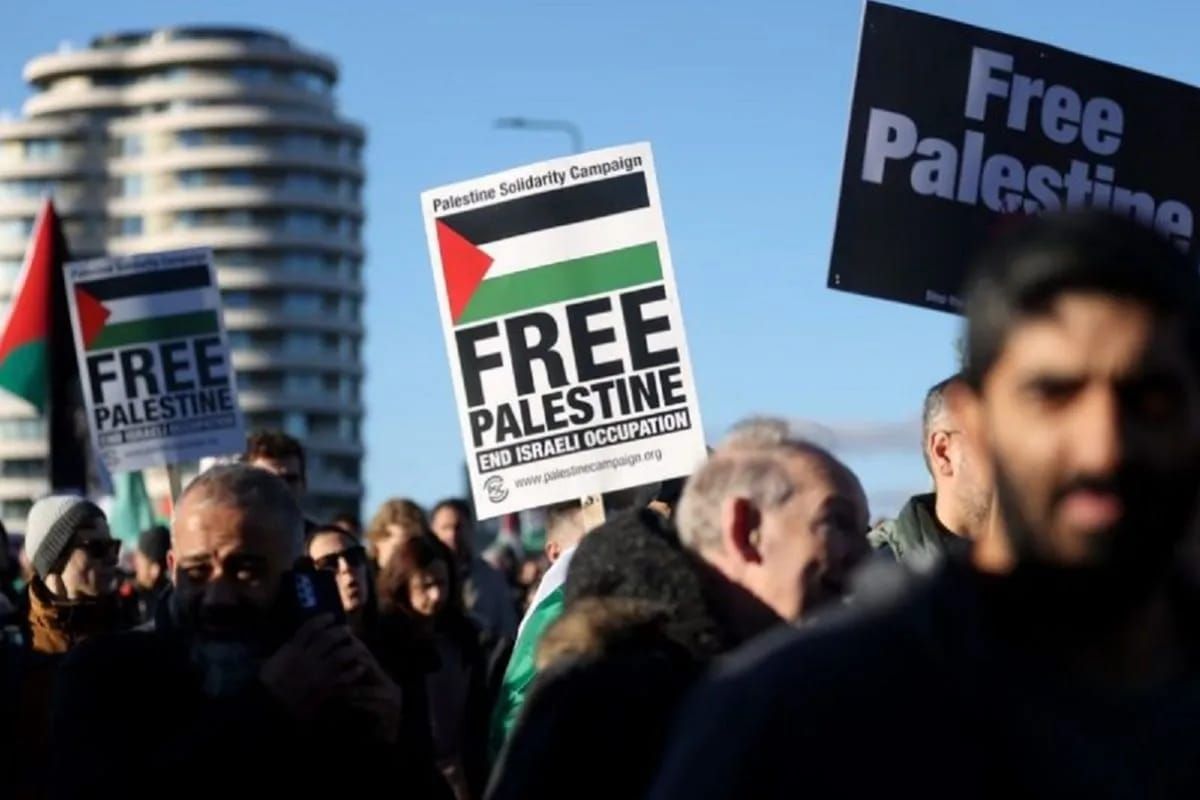 Orang-orang berpartisipasi dalam sebuah aksi unjuk rasa pro-Palestina di London, Inggris, pada 11 November 2023. /Xinhua/Li Ying <b>(Antara)</b>