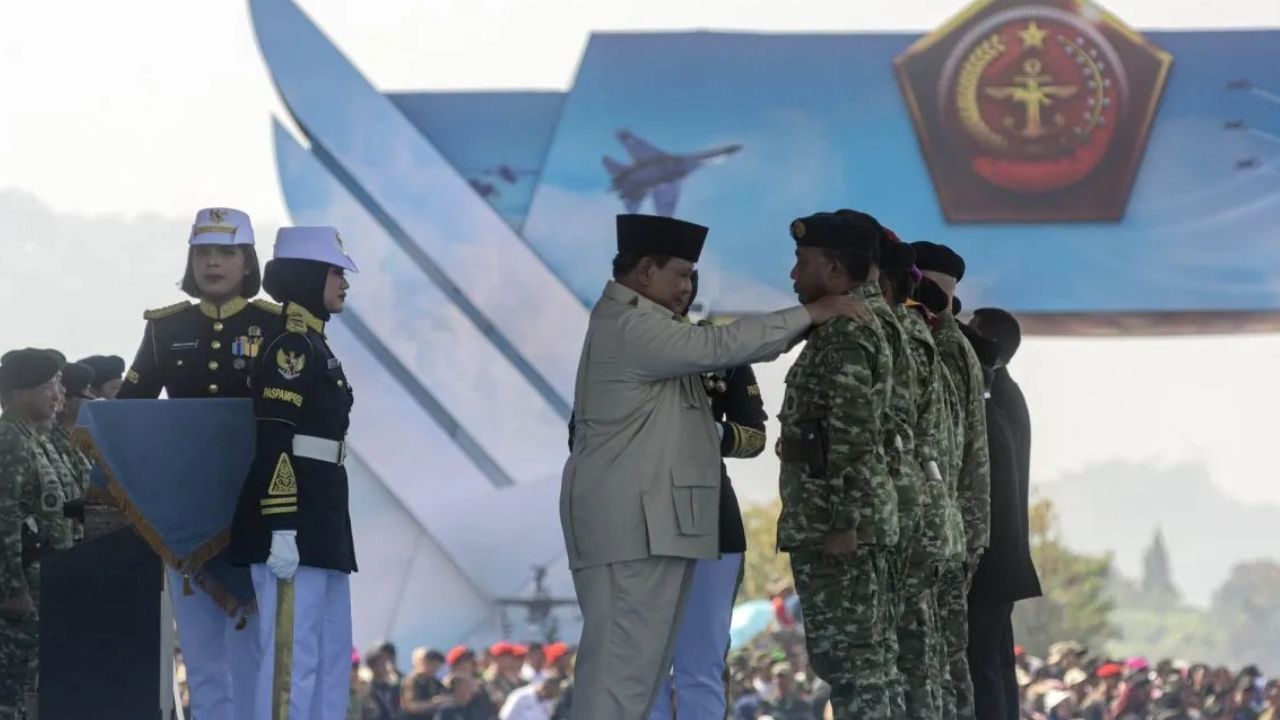 Presiden RI Prabowo Subianto (kiri) menyematkan anugerah jenderal kehormatan dan kenaikan pangkat kehormatan kepada sejumlah purnawirawan dan perwira tinggi TNI di Bandung. <b>(ANTARA)</b>