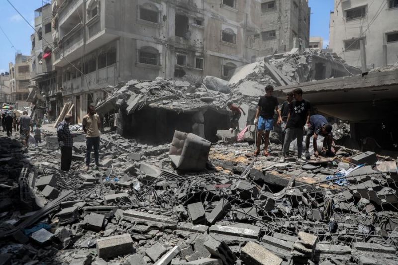 Warga Palestina memeriksa kerusakan akibat serangan udara Israel di wilayah Al-Rimal, sebelah barat Kota Gaza, pada 8 Agustus 2025. (Xinhua/Rizek Abdeljawad) <b>(Antara)</b>