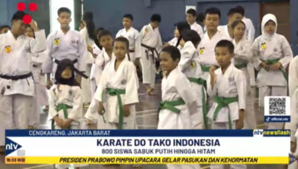 Para karateka usia dini dan muda antusias mengikuti ujian kenaikan tingkat di Pengcab TAKO Jakarta Barat 