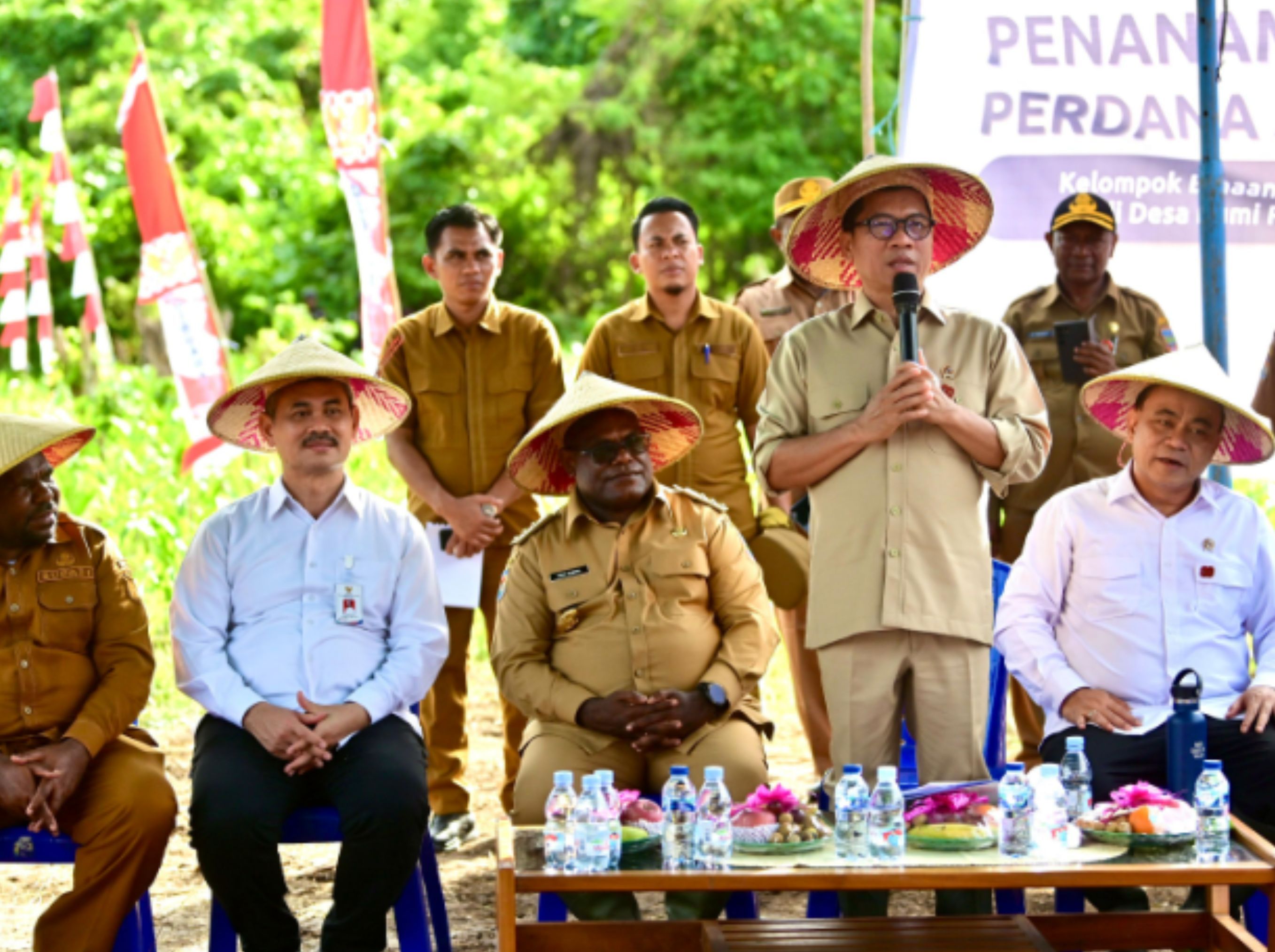 Menteri Desa dan Pembangunan Daerah Tertinggal (Mendes PDT), Yandri Susanto, mengatakan program TEKAD yang bekerja sama dengan Kopdes Merah Putih akan menciptakan peluang bisnis tinggi dalam bidang penyediaan pupuk, pengumpulan hasil panen, serta pemasaran produk pertanian seperti padi, jagung, dan umbi-umbian. <b>(dok)</b>