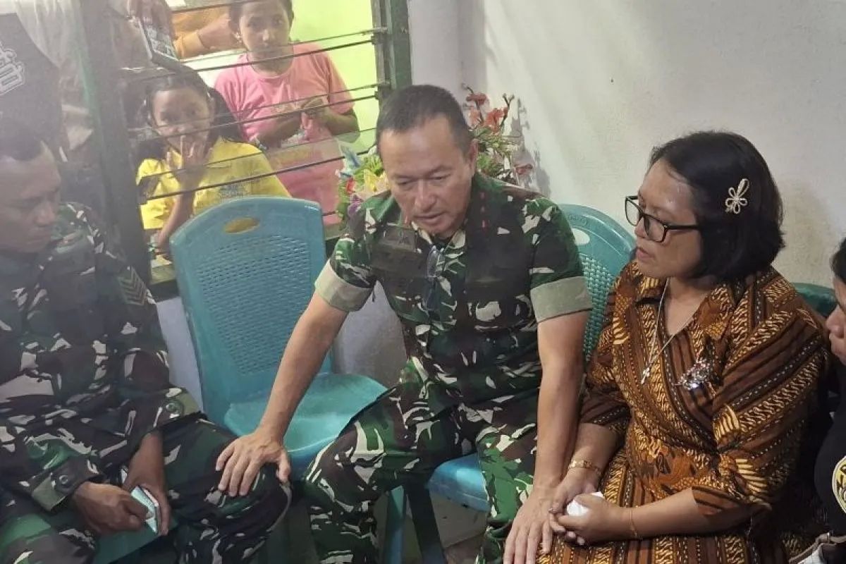 Pangdam IX/Udayana Mayjen TNI Piek Budyakto (tengah) saat bersama orang tua Prada Lucky di rumah duka, Senin, 11 Agustus 2025. <b>(ANTARA)</b>