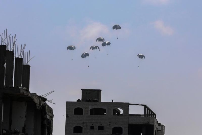Bantuan kemanusiaan dijatuhkan melalui udara di atas Kota Gaza, pada 8 Agustus 2025. (Xinhua/Rizek Abdeljawad) <b>(Antara)</b>
