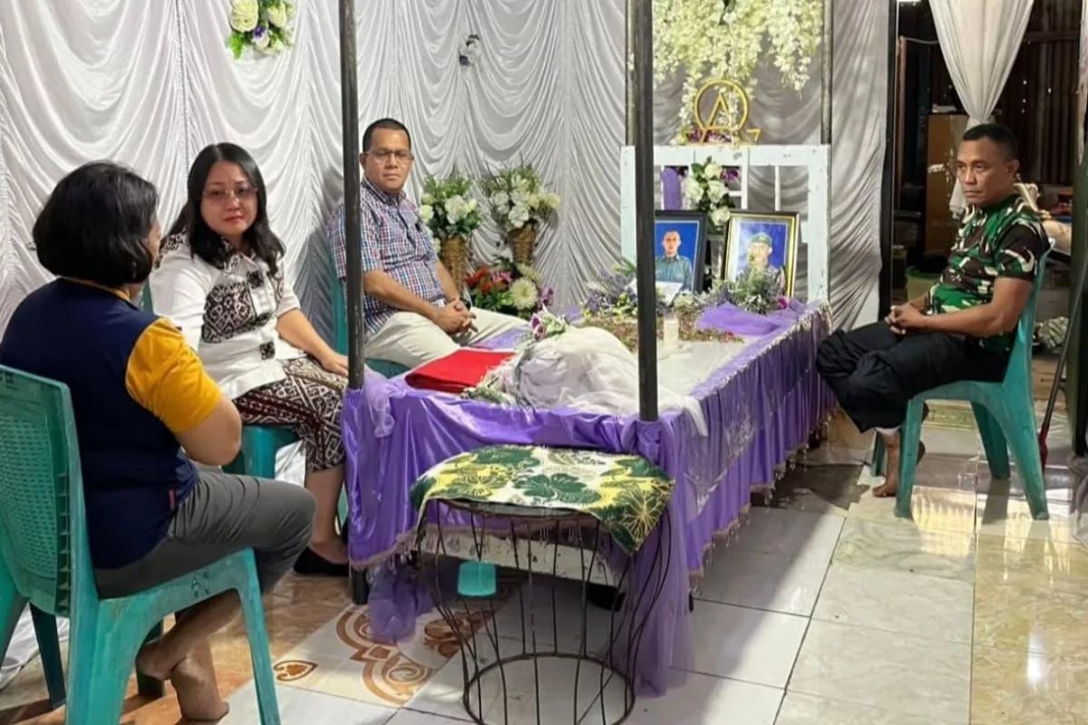 Gubernur NTT Melki Laka Lena dan istri saat melayat ke rumah duka Prada Lucky di asrama TNI AD, Kuanino. ANTARA/HO-instagram Melkilakalena Official. <b>(Antara)</b>
