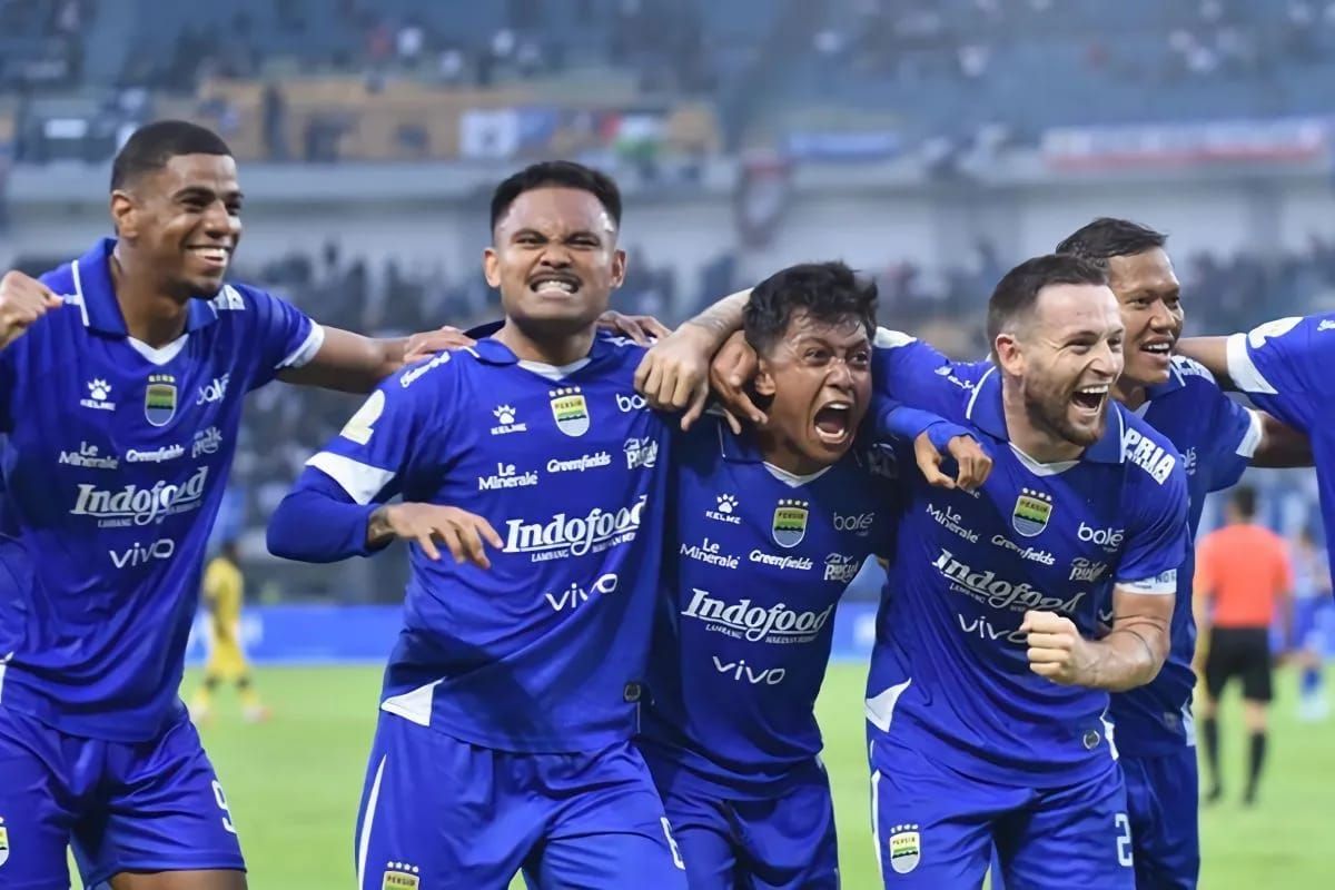 Penyerang Saddil Ramdani merayakan gol Febri Hariyadi ke gawang Semen Padang pada pertandingan pekan pertama Super League 2025/26 di Stadion Gelora Bandung Lautan Api, Kota Bandung, Sabtu 9 Agustus 2025. ANTARA/HO-Persib Bandung <b>(Antara)</b>
