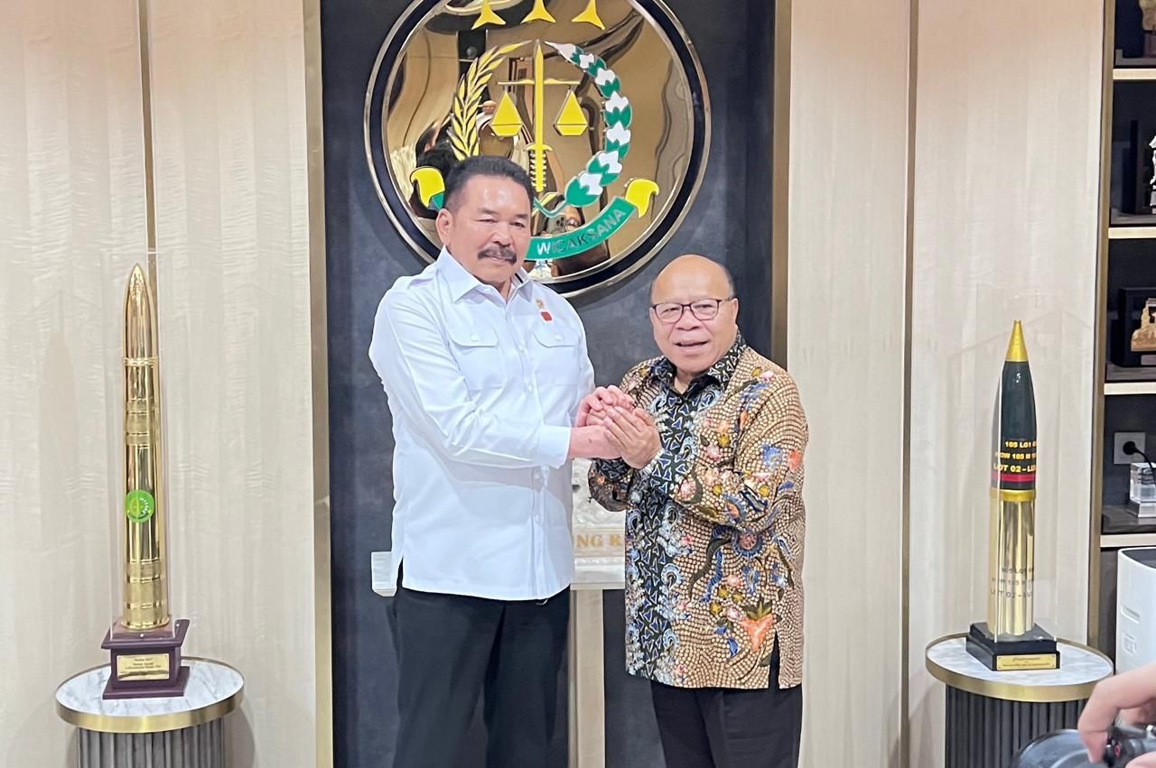 Jaksa Agung ST Burhanuddin dengan Presiden Direktur NTV Don Bosco Selamun.  <b>(NTVNews.id)</b>