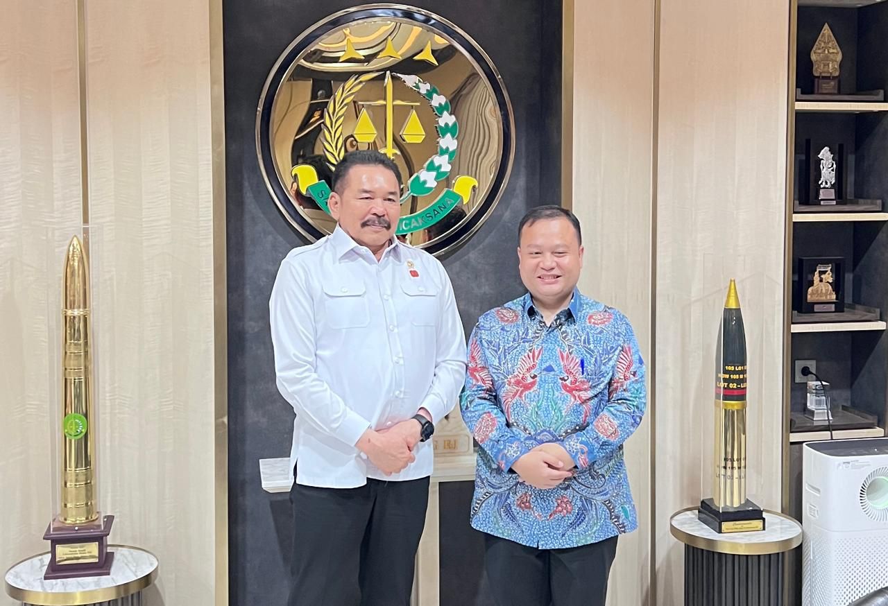 Jaksa Agung ST Burhanuddin dengan Direktur NTV Dimpos Tampubolon.  <b>(NTVNews.id)</b>