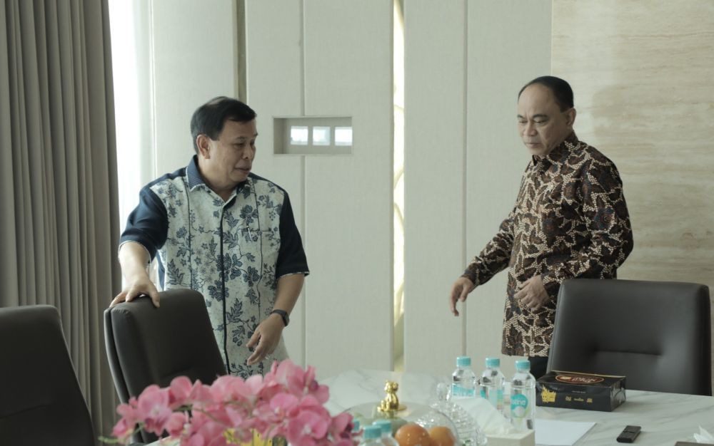 Menteri Koperasi (Menkop), Budi Arie Setiadi bersama Presiden Komisaris NT Corp Nurdin Tampubolon.