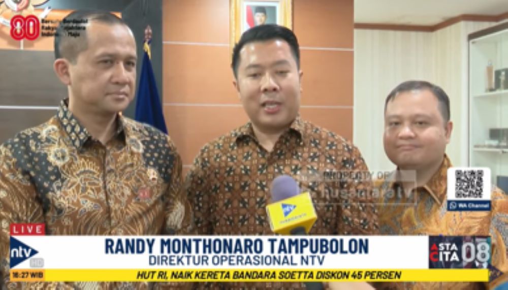 Direktur Nusantara TV Randy Tampubolon (tengah) dan Direksi Dimpos Tampubolon (kanan) bersama Mentrans Muhammad Iftitah Sulaiman Suryanagara