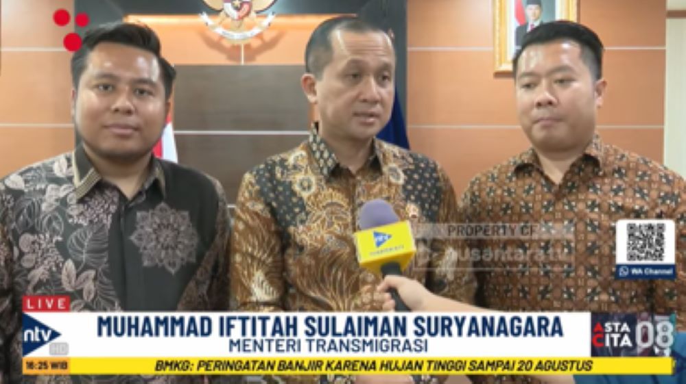 Mentrans Muhammad Iftitah Sulaiman Suryanagara bersama Direktur Nusantara TV Randy Tampubolon (kanan) dan Direksi Tommy William Tampubolon