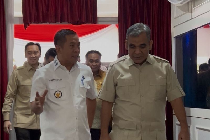 Bupati Karawang Aep Syaepuloh saat menyambut Ketua MPR RI Ahmad Muzani di Rumah Dinas Bupati Karawang, Jawa Barat, Rabu (13/8/2025).  <b>((ANTARA/Melalusa Susthira K.))</b>