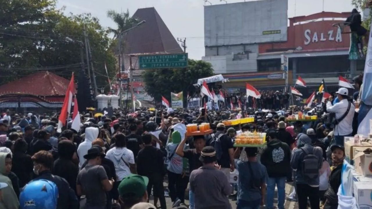 Aksi unjuk rasa di Kabupaten Pati, Jawa Tengah, di Alun-alun Pati berujung kericuhan, Rabu (13/8/2025).  <b>(ANTARA)</b>