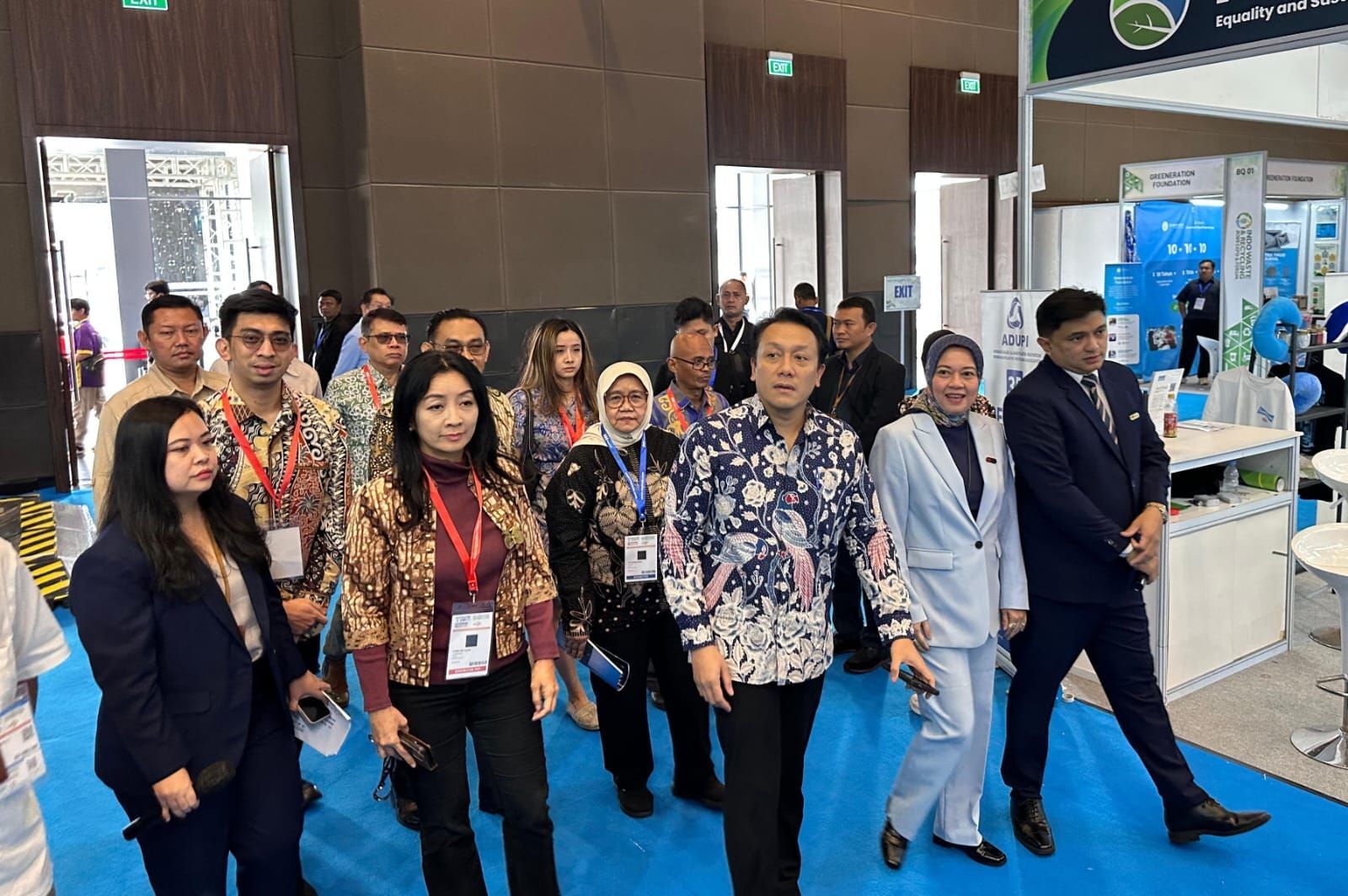 Wamen Diaz saat meninjau pameran. 