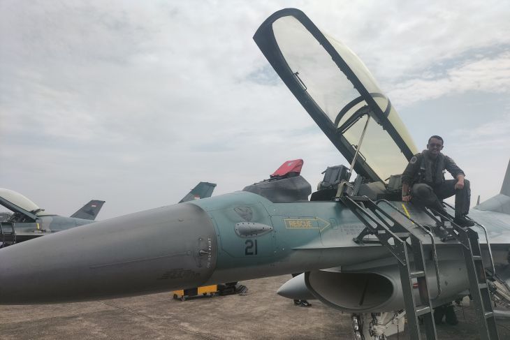 Penerbang tempur pesawat F-16 Lettu Pnb Armando Christian Yoseph Siagian saat ditemui di Lanud Halim Perdanakusuma, Jakarta Timur, Kamis 14 Agustus 2025. ANTARA/Walda Marison <b>(Antara)</b>