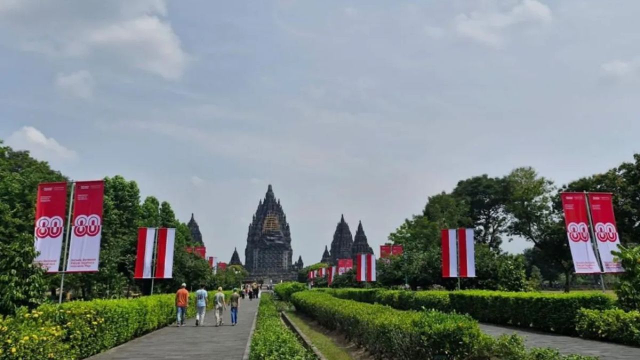 Kemeriahan perayaan Hari Ulang Tahun ke-80 Republik Indonesia yang dirayakan oleh PT Aviasi Pariwisata Indonesia (Persero) atau InJourney. <b>(ANTARA)</b>