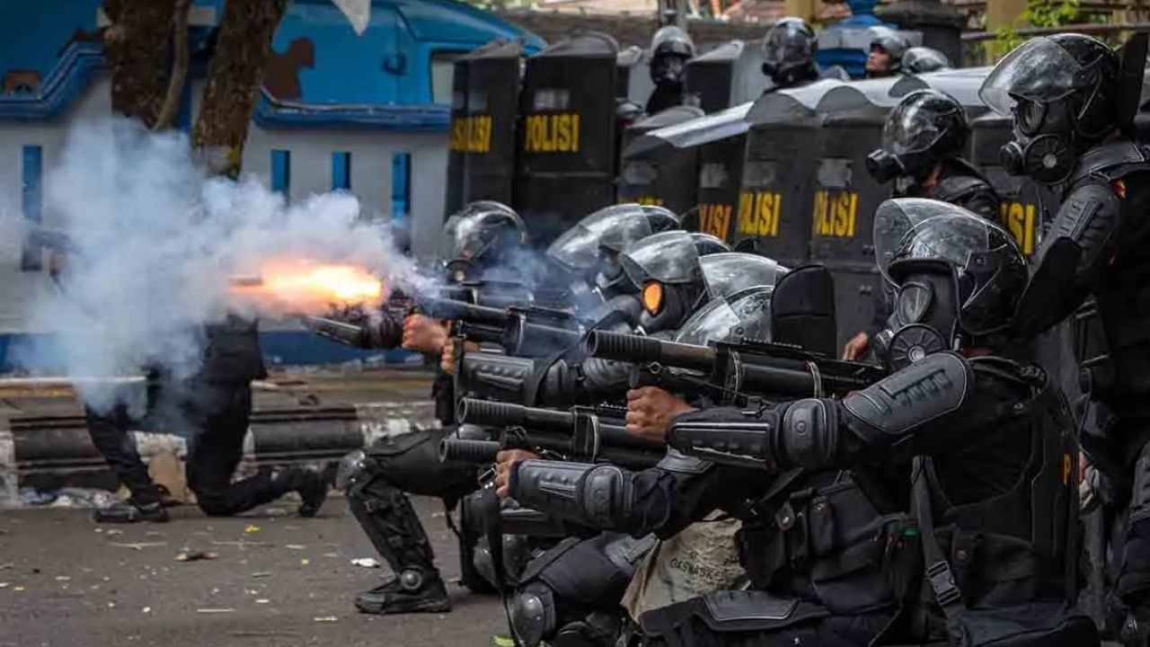 Personel kepolisian menembakkan gas air mata ke arah massa usai terjadi kericuhan unjuk rasa di depan Kantor Bupati Pati, Kabupaten Pati, Jawa Tengah, Rabu (13/8/2025). Unjuk rasa yang berakhir ricuh itu karena massa kecewa dan menilai tuntutan merek <b>(ANTARA)</b>