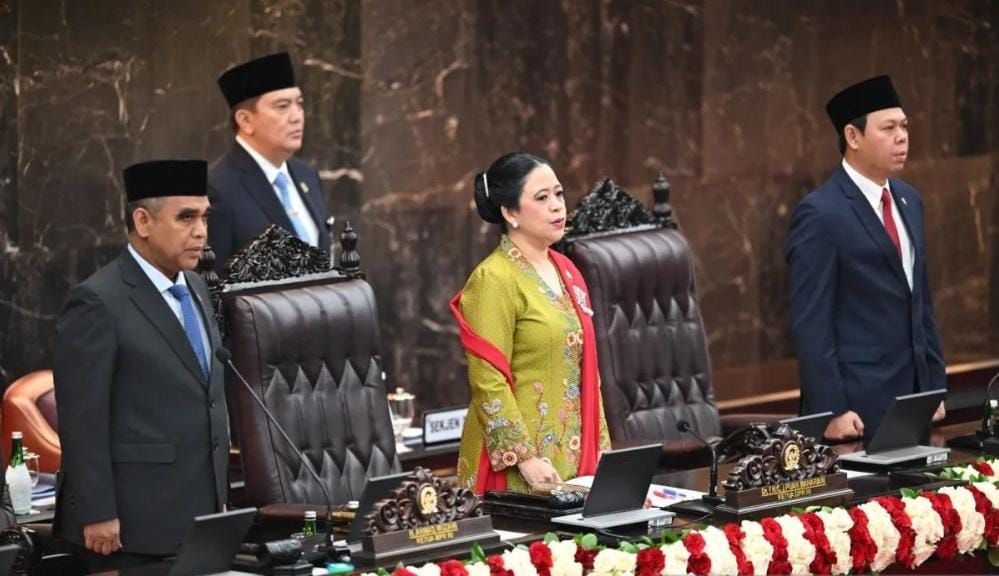 Ketua MPR Ahmad Muzani (kiri) bersama Ketua DPR Puan Maharani (kedua kanan) dan Ketua DPD Sultan Bachtiar Najamudin (kanan) menyanyikan lagu kebangsaan Indonesia Raya dalam Sidang Tahunan MPR RI dan Sidang Bersama DPR-DPD RI Tahun 2025 di Gedung Nusa <b>(Antara)</b>