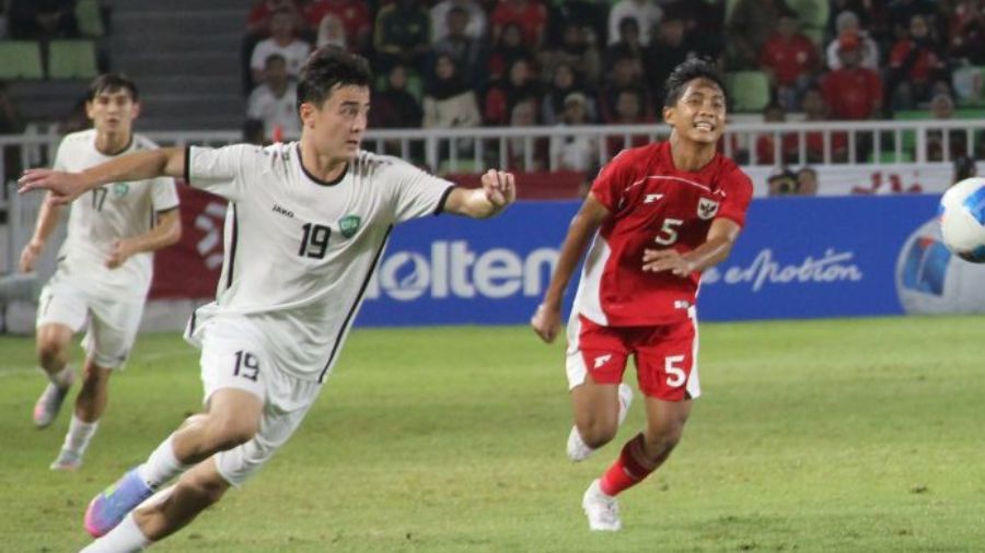 Pemain Timnas Indonesia U-17 Azizu Milanesta (kanan) berusaha merebut bola dari pemain Uzbekistan Akhrorbek Ravshanbekov (kedua kanan) pada pertandingan Piala Kemerdekaan U-17 2025 di Stadion Utama Sumatera Utara, Kabupaten Deli Serdang, Jumat (15/8/2025). <b>(Dok.Antara)</b>