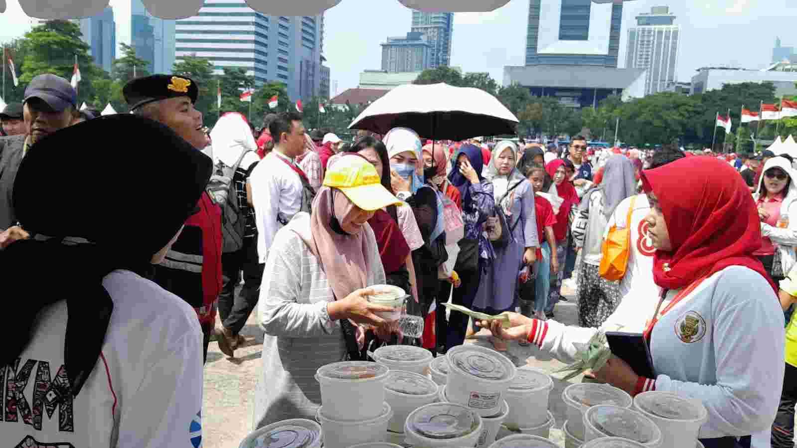Pemprov DKI Bagikan 300 Ribu Porsi Kuliner Nusantara Gratis di Monas  <b>(Pemprov DKI/ NTVNews.id)</b>