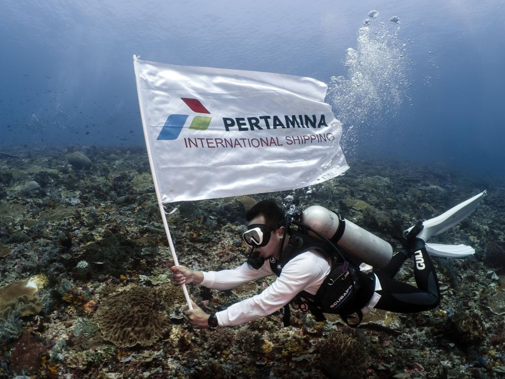 PT PIS menggelar upacara pengibaran bendera Merah Putih di bawah laut dalam rangka memperingati HUT ke-80 RI. (Foto: Istimewa)