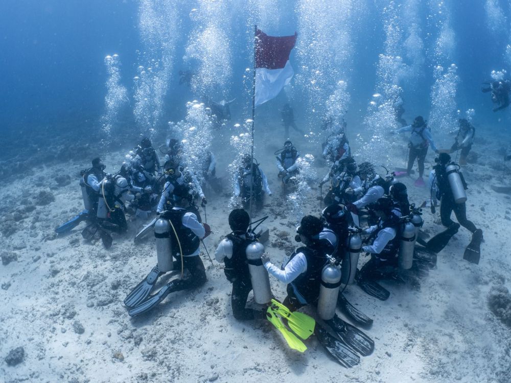 PT PIS menggelar upacara pengibaran bendera Merah Putih di bawah Perairan Labuan Bajo, Nusa Tenggara Timur (NTT). (Foto: Istimewa) 