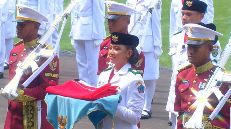Bianca Alessia Pembawa Baki Bendera HUT RI 2025 di Istana  <b>(YouTube Sekretariat Presiden)</b>