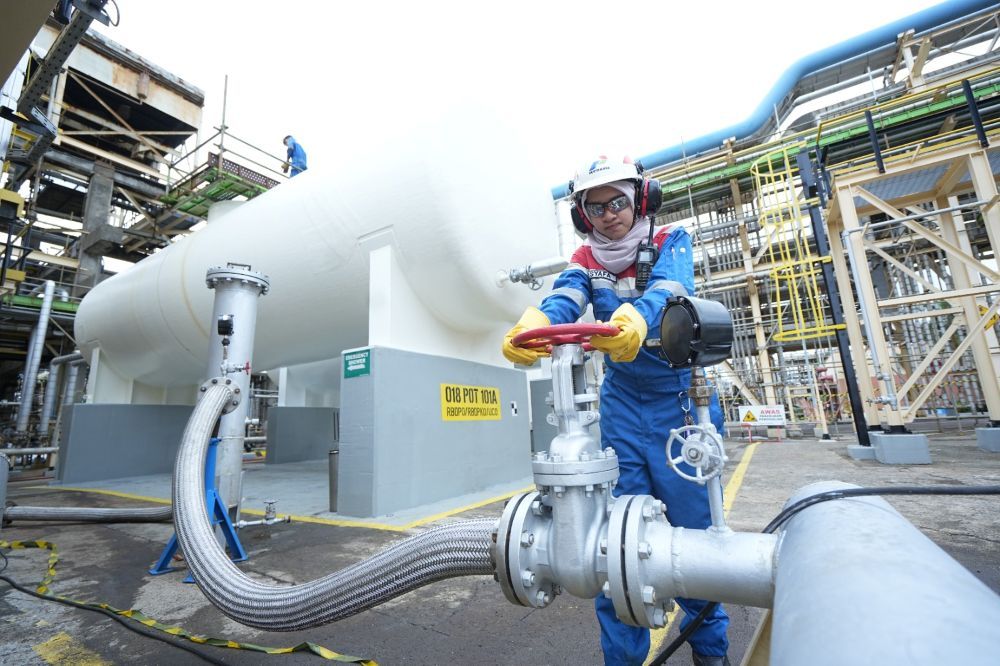 Pertamina berinovasi memproduksi dan melakukan lifting perdana Sustainable Aviation Fuel berbasis limbah minyak goreng di Kilang Pertamina di Cilacap. (Foto: Istimewa)