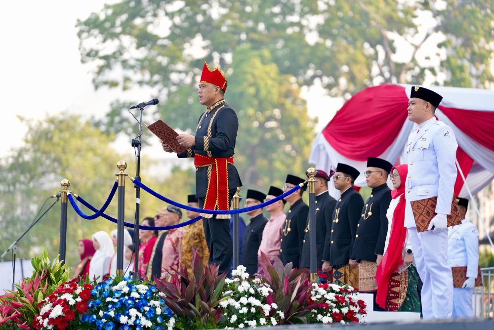Direktur Utama PT Pertamina (Persero), Simon Aloysius Mantiri, memimpin secara langsung upacara bendera HUT RI ke-80 di lapangan Kantor Pusat Pertamina, Jakarta (17/8/2025). (Foto: Istimewa) 