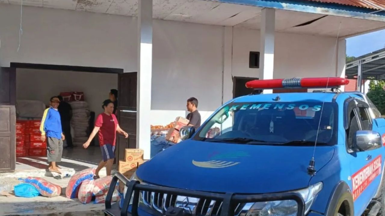 Kemensos mengirimkan bantuan logistik untuk korban bencana gempa di Kabupaten Poso, Sulawesi Tengah dari Gudang Kemensos di Sentra Nipotowe Palu dan Dinas Sosial Provinsi Sulawesi Tengah pada Senin (18/8/2025).  <b>(ANTARA)</b>