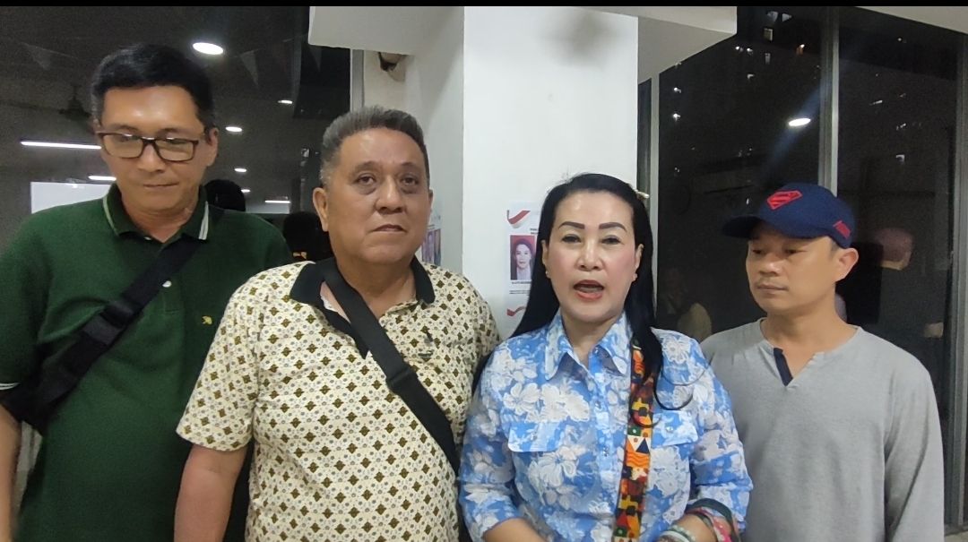 Calon ketua RW dan warga Apartemen Green Bay Pluit. 