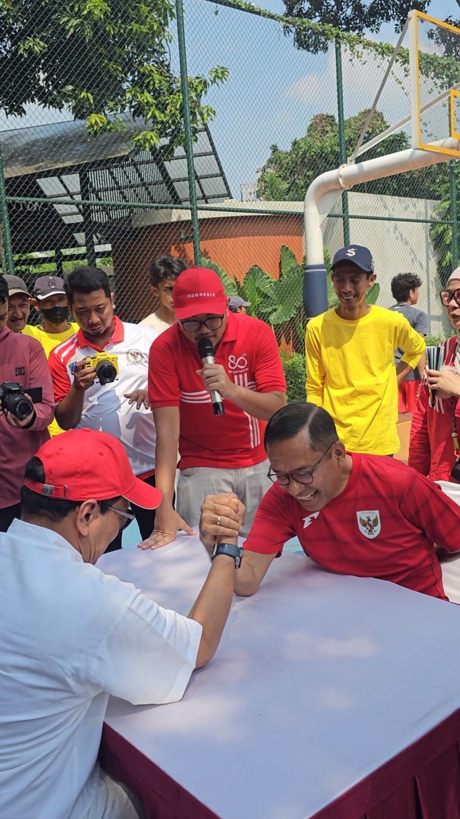 Mantan Menteri Perindustrian Saleh Husin dan mantan Menteri Dalam Negeri Gamawan Fauzi saat adu panco di peringatan HUT ke-80 RI. <b>(Dok. Ist)</b>