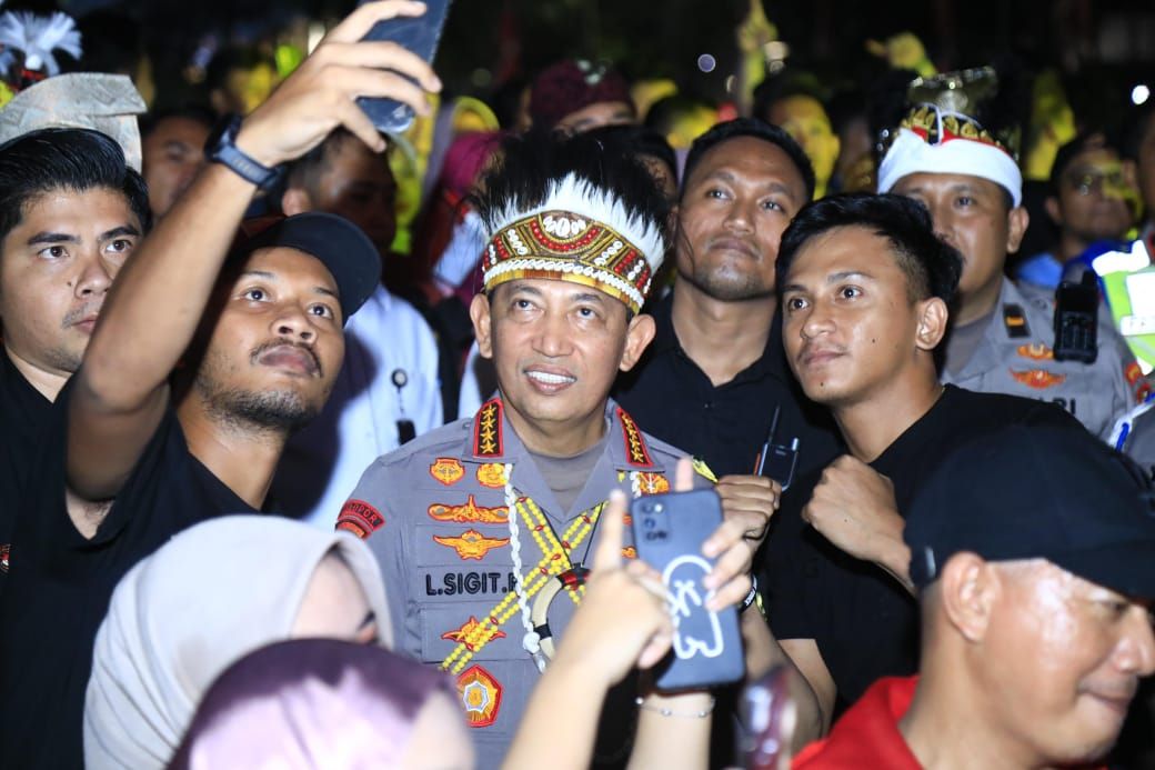 Warga meminta swafoto atau selfie dengan Kapolri Jenderal Listyo Sigit Prabowo. 