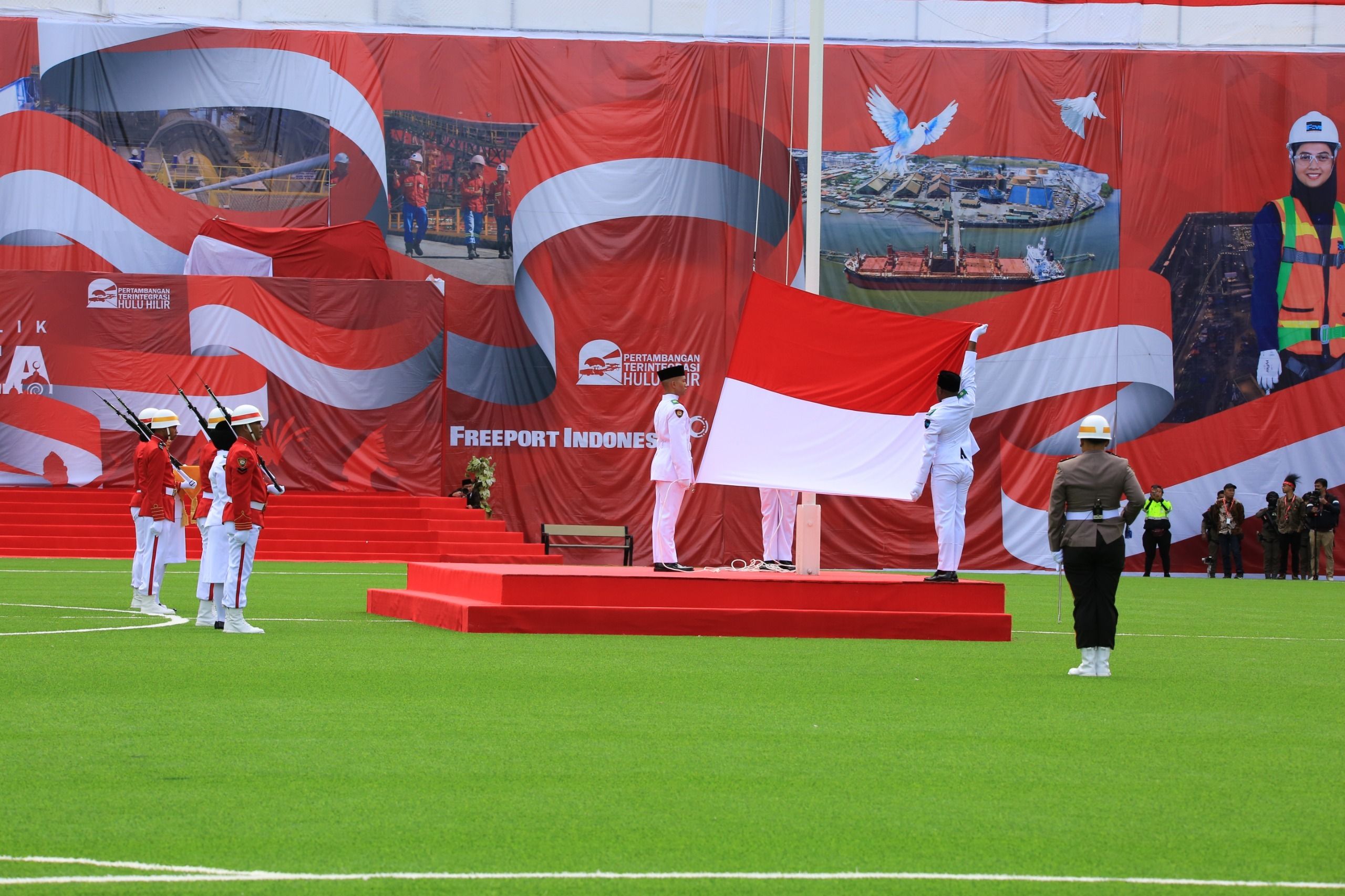 Presiden Direktur PT Freeport Indonesia  Tony Wenas memimpin Upacara  Pengibaran Bendera Merah Putih  memperingati HUT ke-80 RI di  Tembagapura, Papua Tengah. <b>(Dok. Freeport)</b>