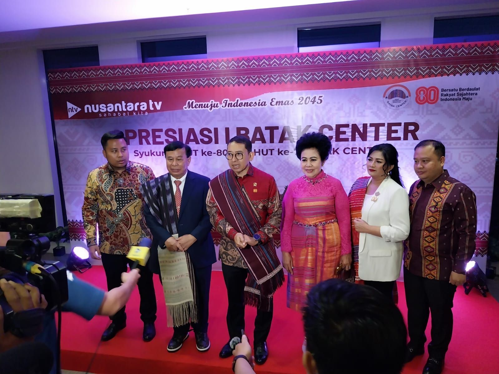 Menteri Kebudayaan Fadli Zon didampingi Preskom NT Corp Nurdin Tampubolon, Lince Berliana Tobing, Direksi NTV Dimpos Tampubolon, Tommy Tampubolon, serta Irjen Kemenbud Fryda Lucyana.  <b>(Dok. NTV)</b>