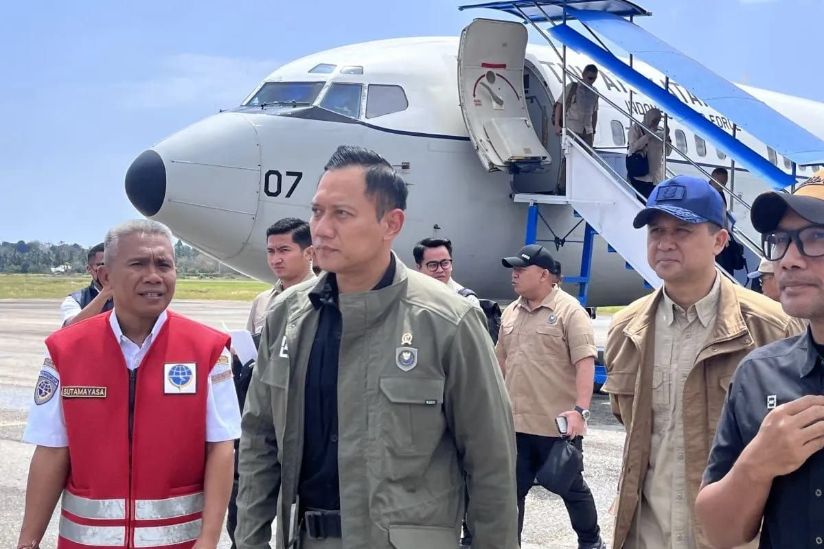 Menteri Koordinator Bidang Infrastruktur dan Pembangunan Kewilayahan Agus Harimurti Yudhoyono (AHY) dan Menteri Transmigrasi Muhammad Iftitah Sulaiman (topi biru) saat sampai di Bandar Udara Umbu Mehang Kunda, Sumba Timur, Nusa Tenggara Timur, Selasa <b>(Antara)</b>
