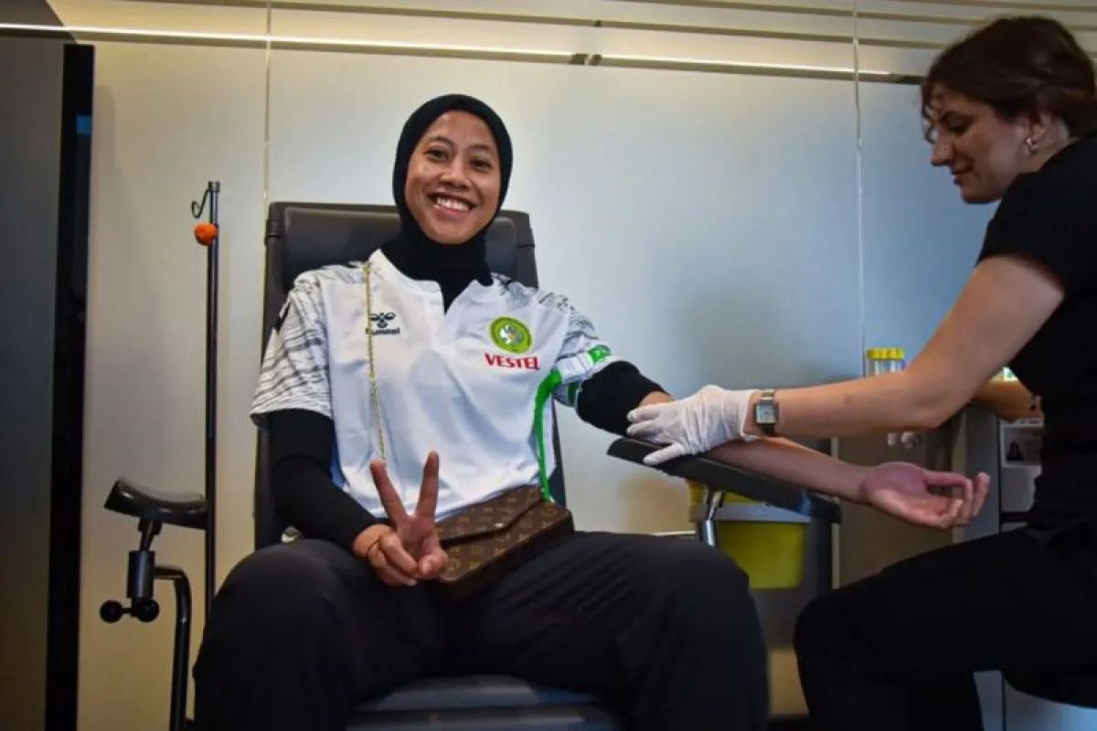 Tangkapan layar - Pevoli putri asal Indonesia Megawati Hangestri Pertiwi (kiri) menjalani pemeriksaan kesehatan yang diunggah klub Manisa BBSK melalui akun media sosial resmi yang dipantau di Jakarta, Selasa, 19 Agustus 2025. <b>(ANTARA)</b>