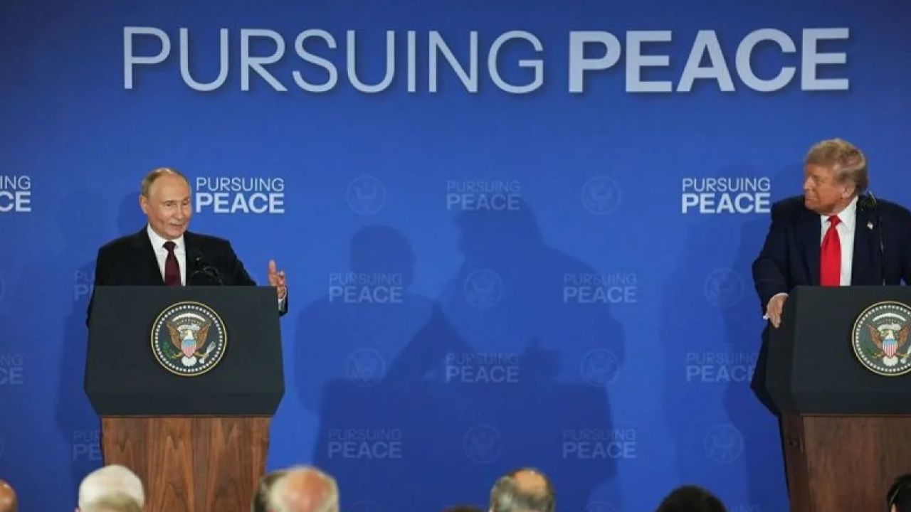 Presiden Rusia Vladimir Putin (Kiri) memberikan keterangan pada konferensi pers bersama dengan Presiden AS Donald Trump setelah menyelesaikan pembicaraan mereka di Anchorage, Alaska, Amerika Serikat (15/8/2025). <b>(ANTARA)</b>