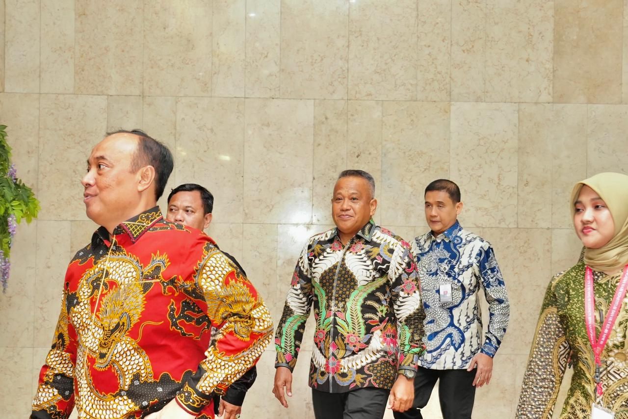 Wakil KSAD (Wakasad) Letjen TNI M Saleh Mustafa (tengah) bersama Wakapolri Komjen Pol Dedi Prasetyo (kiri depan) <b>(Bidpenum TNI)</b>