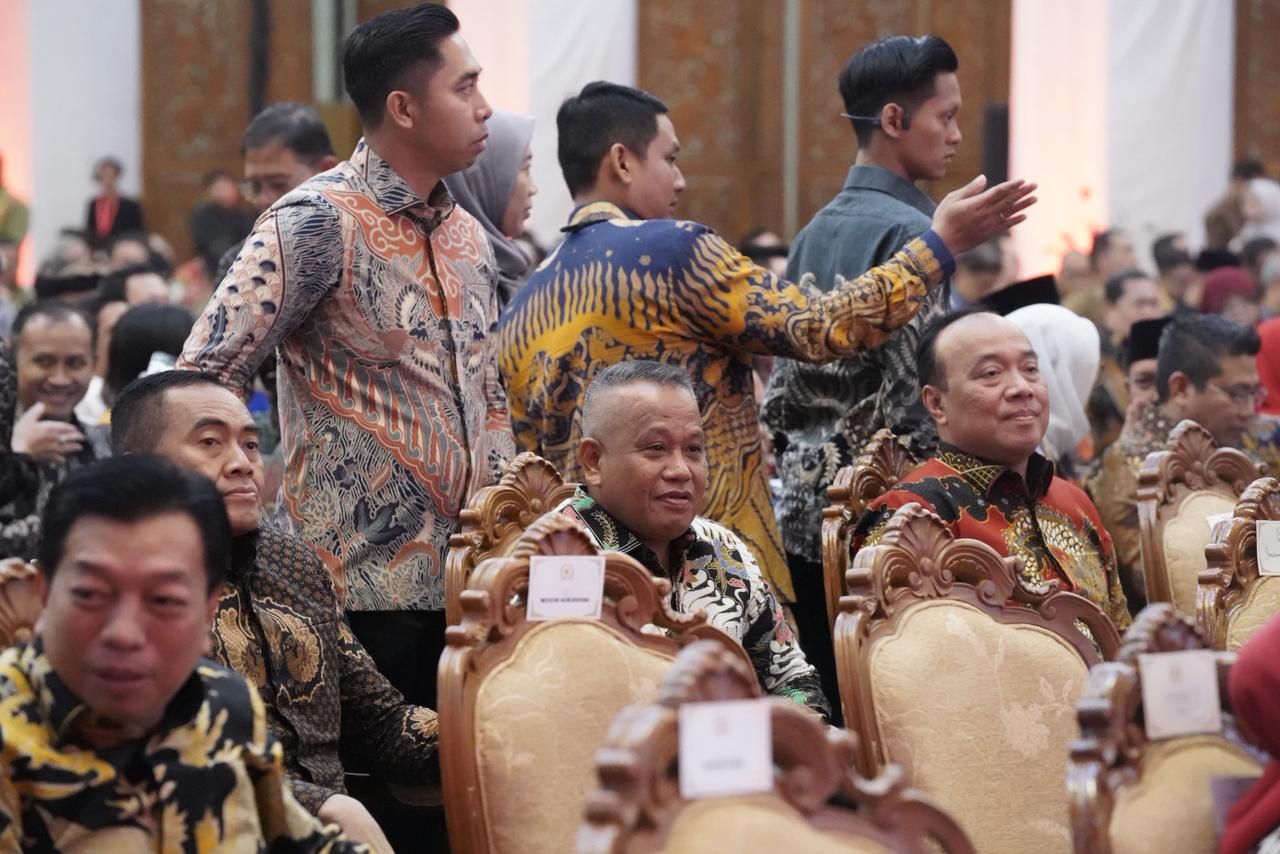 Wakil KSAD (Wakasad) Letjen TNI M Saleh Mustafa (duduk tengah) bersama Wakapolri Komjen Pol Dedi Prasetyo (duduk kanan) <b>(Bidpenum TNI)</b>