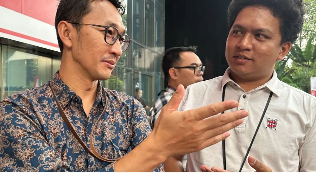 Juru Bicara Komisi Pemberantasan Korupsi Budi Prasetyo (kiri) saat berbincang dengan jurnalis di Gedung Merah Putih KPK, Jakarta, Kamis (21/8/2025). <b>(ANTARA)</b>