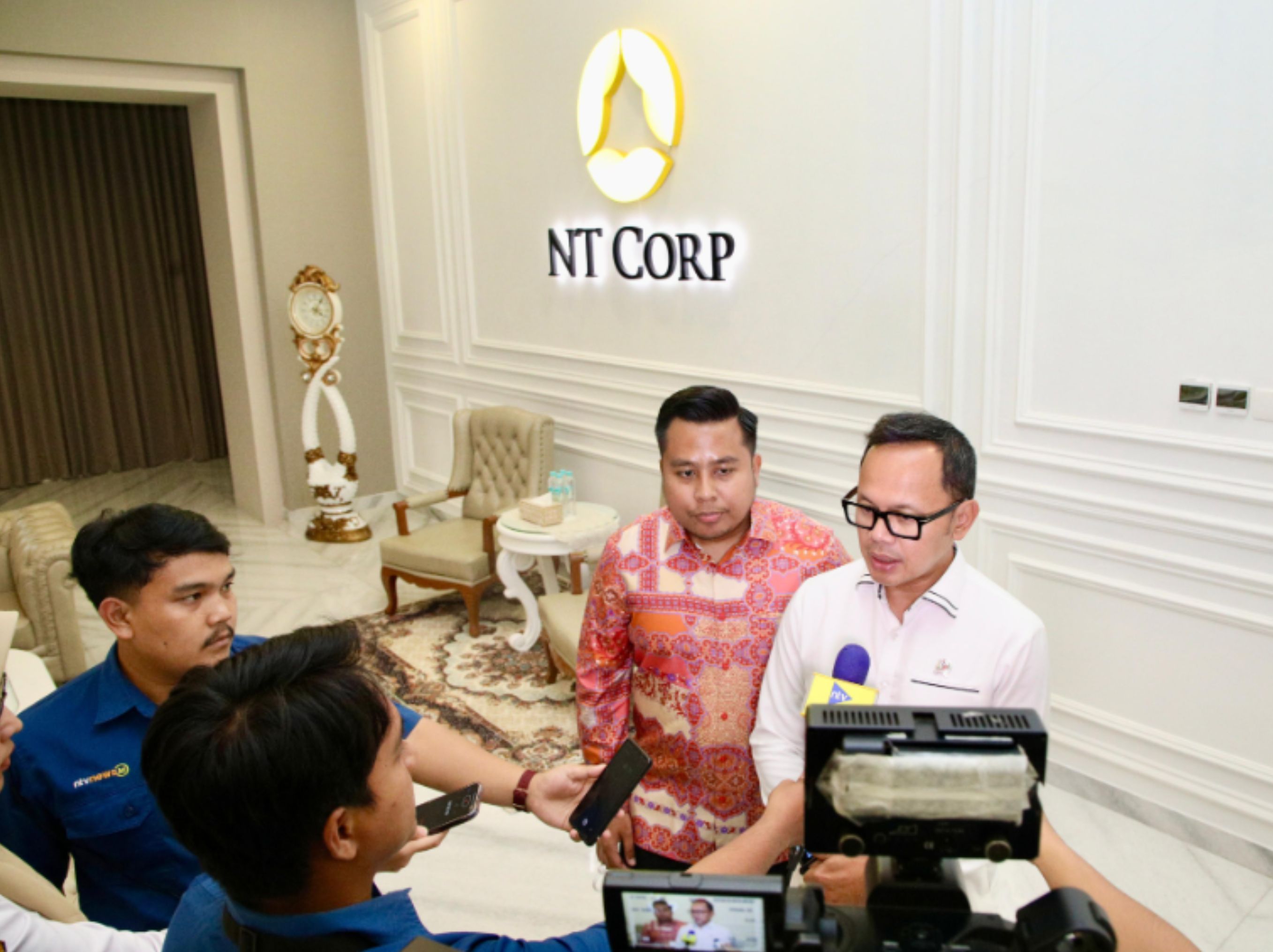 Wakil Menteri Dalam Negeri, Bima Arya Sugiarto dan Direktur NTV Tommy William Tampubolon <b>(DOKUMEN NTV)</b>