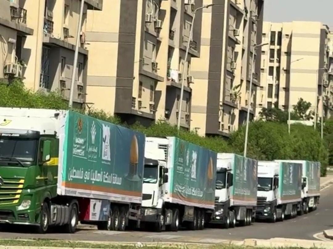 Deretan truk bantuan kemanusiaan BAZNAS dan Mishr Al Kheir Foundation siap diberangkatkan menuju Gaza melalui Gerbang Rafah. <b>(BAZNAS RI)</b>