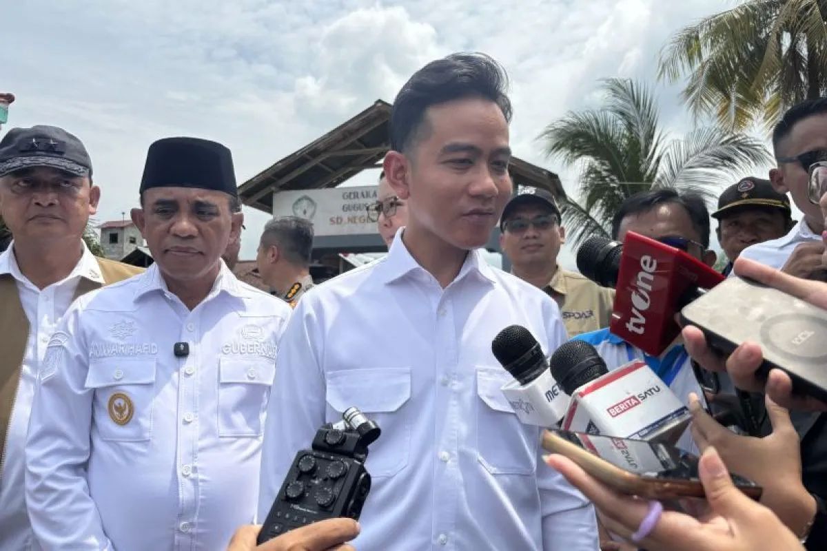 Wakil Presiden Gibran Rakabuming Raka memberikan keterangan usai meninjau lokasi terdampak gempa di SDN 1 Tangkura, Poso Pesisir Selatan, Poso, Sulawesi Tengah, Jumat, 22 Agustus 2025. <b>(ANTARA)</b>