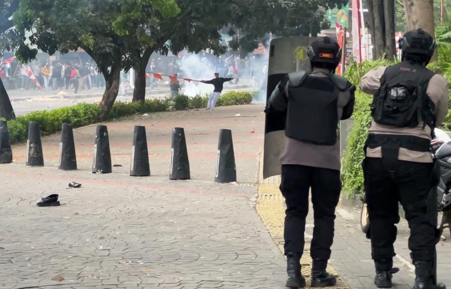 Polisi berusaha membubarkan pendemo rusuh di Pejompongan, Jakarta Pusat.  <b>(NTVNews.id)</b>