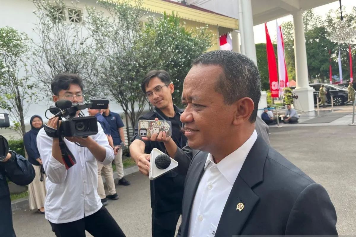 Menteri Energi dan Sumber Daya Mineral Bahlil Lahadalia tiba di Kompleks Istana Kepresidenan Jakarta, Senin, 25 Agustus 2025. <b>(ANTARA)</b>