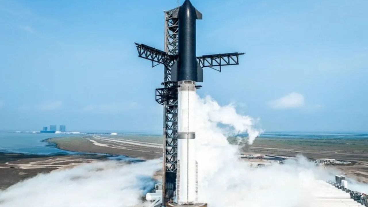 Roket Starship menjelang uji terbang keempatnya di Starbase, Texas, Amerika Serikat, Sabtu (1/6/2024). <b>(ANTARA)</b>