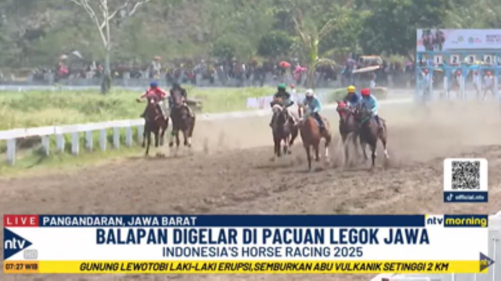 Para joki langsung memacu kudanya sekencang-kencang usai meninggalkan garis start