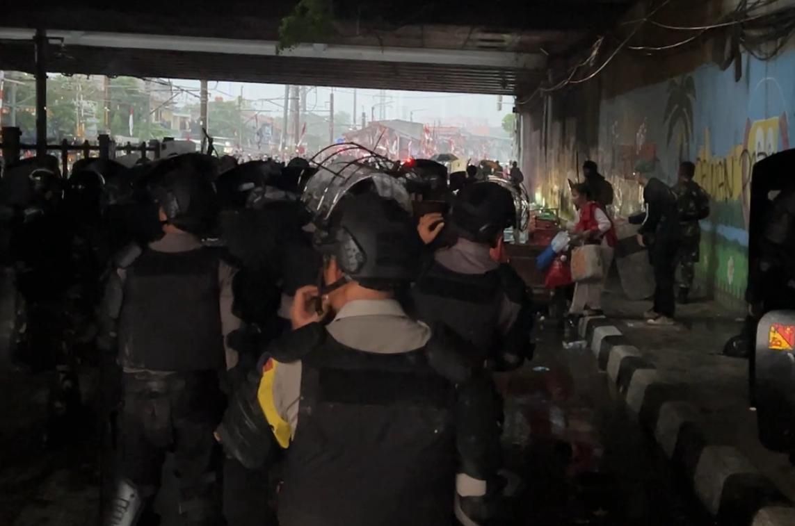 Petugas melakukan serangan balik terhadap perusuh.  <b>(NTVNews.id)</b>