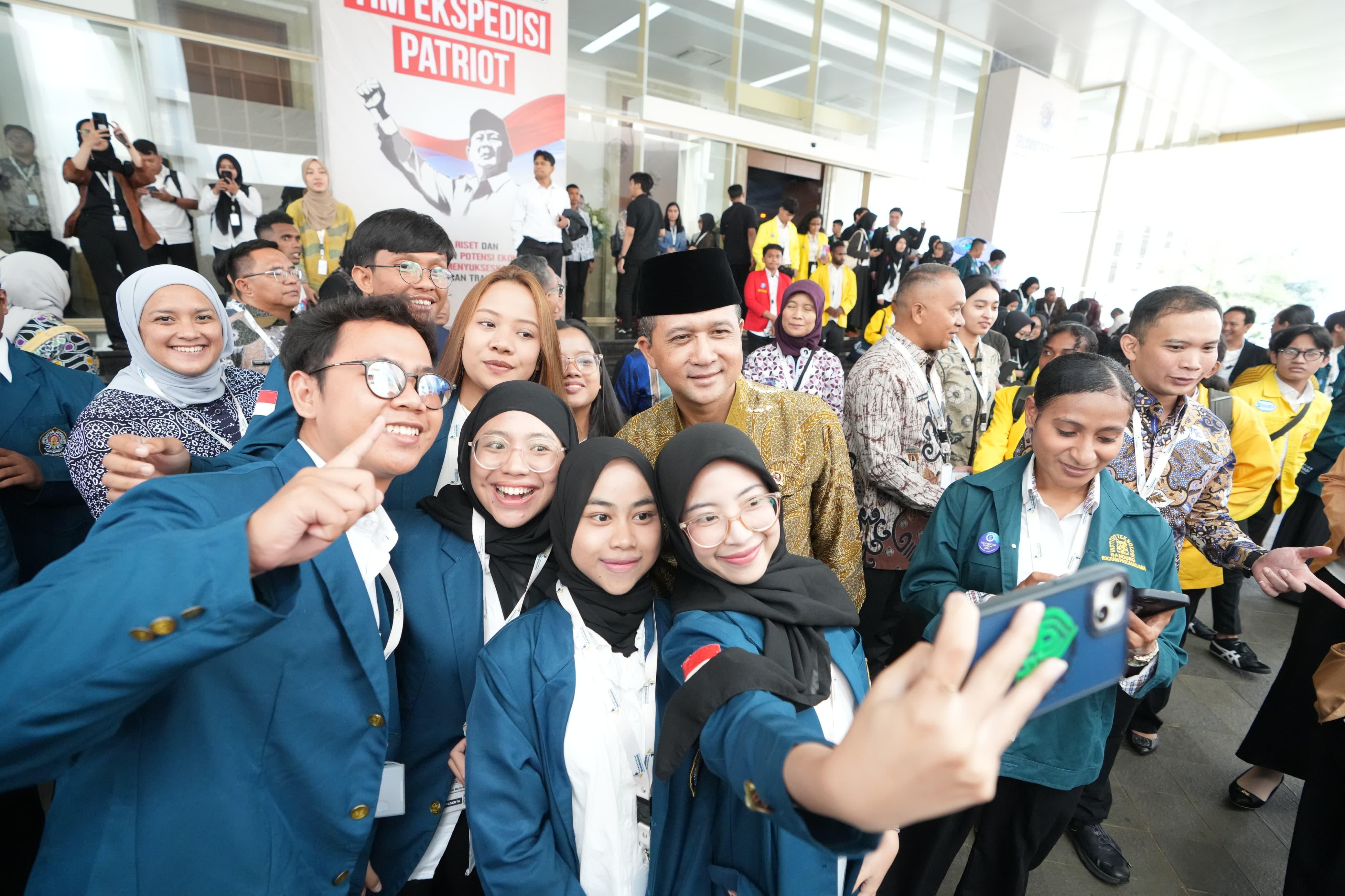 Menteri Transmigrasi Iftitah Sulaiman bersama para mahasiswa yang tergabung dalam Tim Ekspedisi Patriot. 